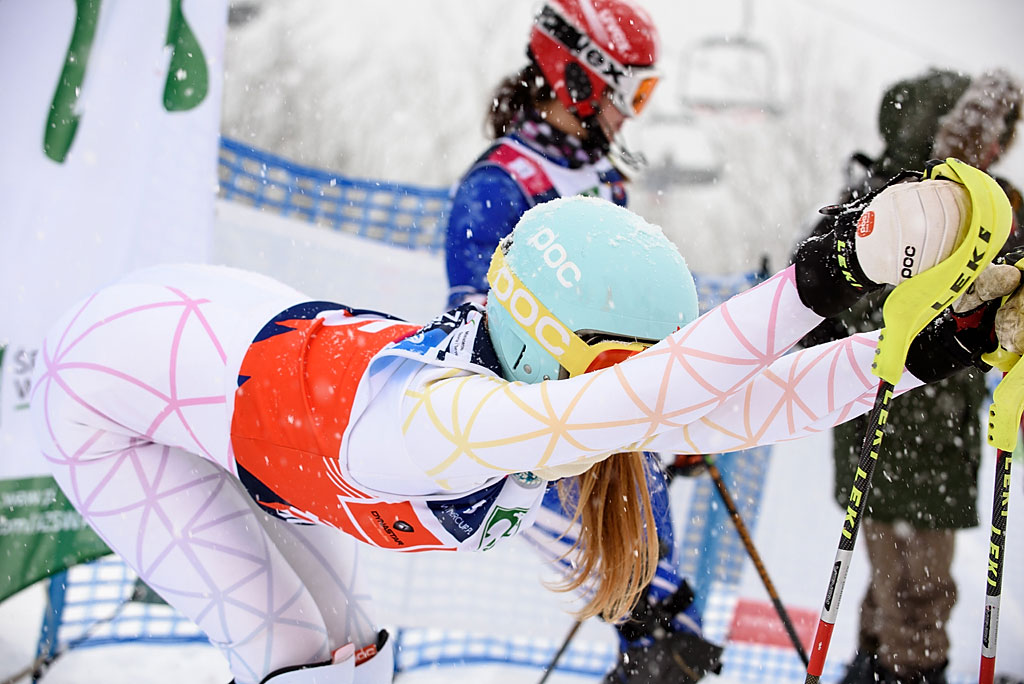 Agata Popieluch rozciąga się przed startem slalomu