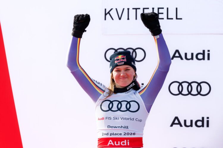 Emma Aicher z uniesionymi rękami na podium klasyfikacji zjazdu w Kvitfjell