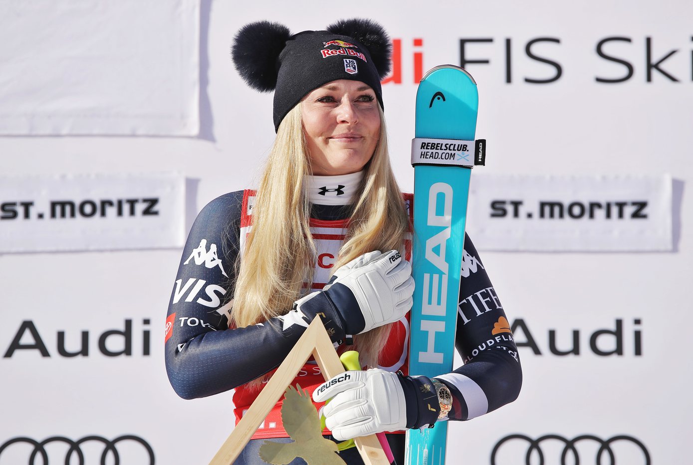 Wzruszona Lindsey Vonn na podium zjazdu w St. Moritz, z dłonią na piersi