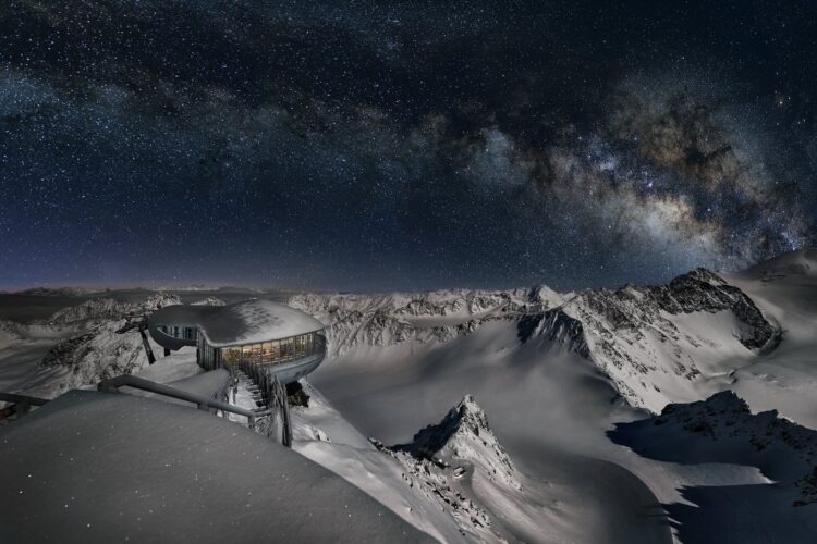 Café 3.440 na lodowcu Pitztal nocą, z Drogą Mleczną nad ośnieżonymi górami
